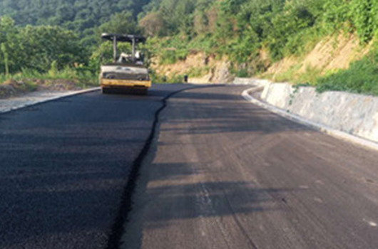 重載交通路段的道路刷黑，有